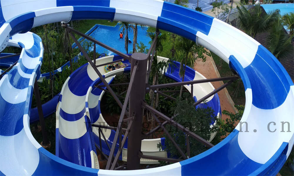 水上设备乐园，畅享清凉一夏